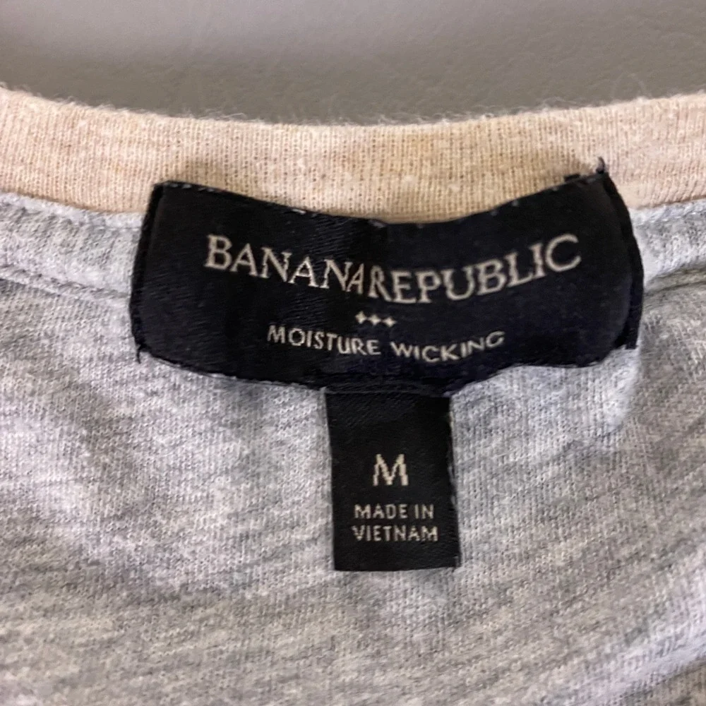 Banana Republic T-Shirt Medium Mens‎ Moisture Wicking Beige Heathered Crew Neck
